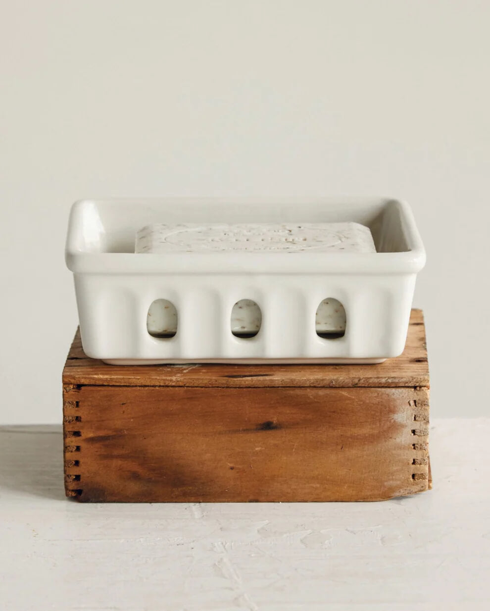 Ceramic soap holder with drain 